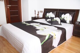 DumDekorace Přehoz na postel bílé barvy s motivem bílé orchideje Šířka: 220 cm | Délka: 240 cm