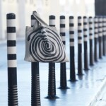 Skládací nákupní taška LOQI LOUISE BOURGEOIS Spirals Black