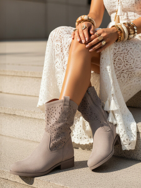 Dámské prolamované kozačky na nízkém podpatku béžové FashionStreet ZY1433 38