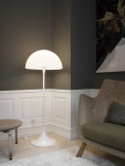 Louis Poulsen Stojací lampa Panthella Opal White, bílá barva, kov, plast