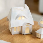 Räder Porcelánový svícen domeček Thatch Large, bílá barva, porcelán