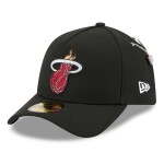 New Era Pánská kšiltovka Miami Heat NBA 2026 Draft On-Stage Crystal 59FORTY A-Frame Fitted Velikost: 7 5/8