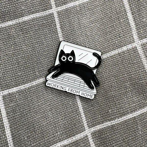 Pinarna.cz Černá kočička na home office - working from home / práce z domova