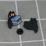 Pinarna.cz Černá kočka se stohem knih