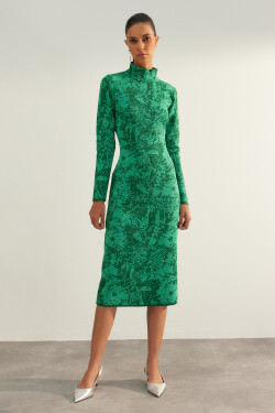 Trendyol Limitovaná edice zelených vypasovaných stříbřitých pletených šatů