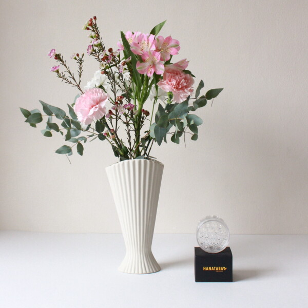 Ferm Living Exkluzivní set: váza Fountain Off White 23 cm + aranžovací kroužek Hanataba, bílá barva, krémová barva, keramika