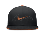 Nike Pánská kšiltovka Texas Longhorns NCAA Dri-FIT Primetime Script Fitted Velikost: 7 3/4
