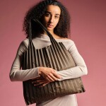 Nákupní taška přes rameno LOQI PLEATED Olive