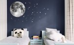 DumDekorace Dekorační nálepka na zeď měsíc s hvězdami 71 cm