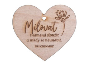Dřevěné srdíčko Milovat znamená sloužit a nikdy se neunavit - Sri Chinmoy