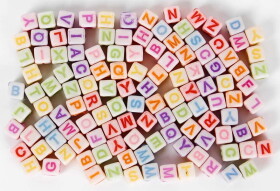 Korálky písmenka kostky 6mm, 30g - pastelové