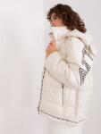 Světle béžová prošívaná zimní bunda kapucí