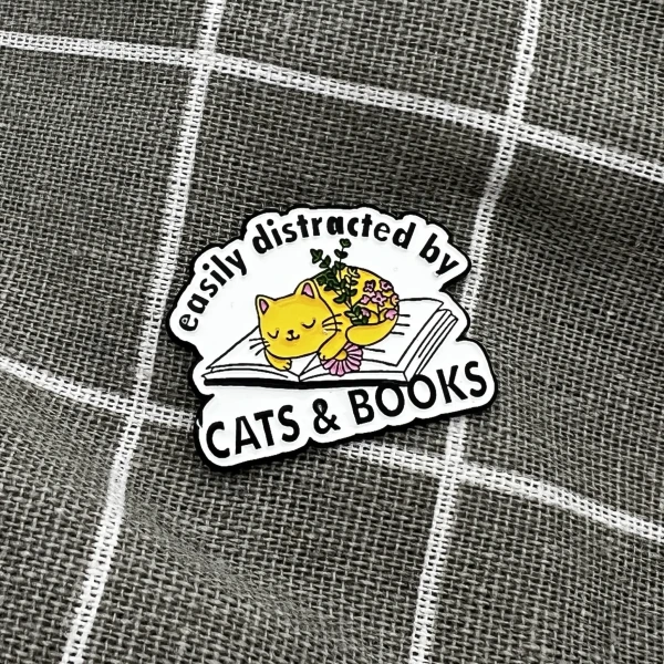 Pinarna.cz Spící kočka na knížce - Easily distracted by cats & books / Snadno se nechám rozptýlit kočkami & knihami