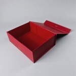 Dortisimo Elegantní dárková krabice červená s magnetem a stuhou (28 x 21 x 9,5 cm)