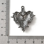 Kovový přívěsek - ocelově šedý s červeným smaltem - gotické srdce - 34 x 29,5 x 4 mm - 1 ks