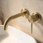 REA - Podomítková vanová baterie Lungo Stripe Brush Gold REA-B7431