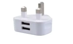 MicroConnect Nabíječka s UK zástrčkou se dvěma USB porty bílá / 2.1A / 5V (PETRAVEL36)