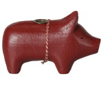 Maileg Svícen Wooden Red Pig Small, červená barva, dřevo