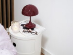Louis Poulsen Přenosná lampa Panthella 160 V3 Opaque Burgundy, červená barva