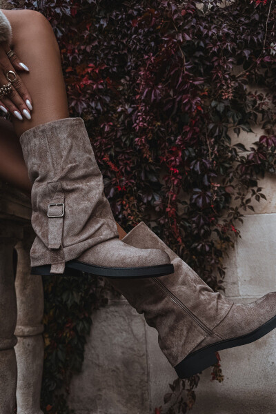 Dámské kozačky s ohrnutým svrškem a s přezkou Minelle – khaki Velikost: 40