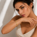 Pevný bangle náramek Laura Gold - chirurgická ocel, Zlatá