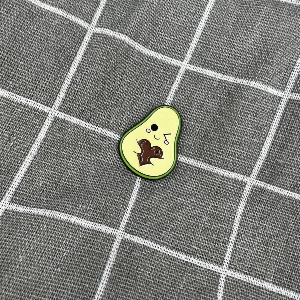 Pinarna.cz Mrkající avokádo objímající svou pecku ve tvaru srdíčka