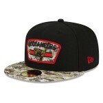 New Era Pánská kšiltovka Tampa Bay Buccaneers NFL 2021 On-Field Salute to Service 59FIFTY Fitted Velikost: 7 1/4