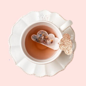 TEA HERITAGE Černý čaj s jablkem a skořicí Cloud – 5 ks, růžová barva, papír, textil