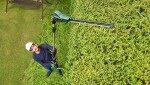 BOSCH UniversalHedgePole 18 / Aku nůžky na živý plot / 18V / 2200 z-min / Délka lišty 43 cm / 1x 2.5 Ah / nabíječka (06008B3000)