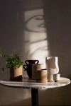 Ferm Living Květináč s podmiskou Uneru Recycled Ceramic 13 cm, hnědá barva, keramika