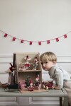 Maileg Vánoční skřítek Pixy Elf v krabičce od sirek Boy, červená barva, papír, textil
