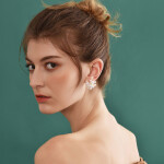 Náušnice s perlami ve výrazném květinovém designu, Stříbrná Bílá