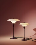 Louis Poulsen Stolní lampa PH 2/1 Glossy Burgundy, červená barva, kov, plast