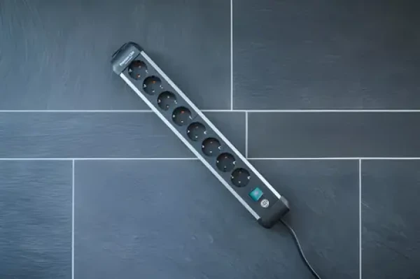 Brennenstuhl Premium Alu-Line černá/stříbrná / Prodlužovací kabel / 8 zásuvek / 3 m / vypínač (1391030800)