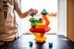 Kebo Toys Wedge it skládací pyramida duhové barvy 15 kusů