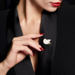 Perleťová brož ve tvaru holubice, Zlatá