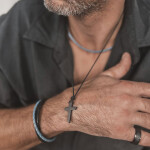 Pánský náhrdelník s křížkem z nerezové oceli na černé šňůrce, Černá 60 cm