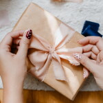 Bella Rose Saténová stuha 4 cm – Light Salmon (4,5 m), oranžová barva, textil