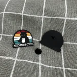 Pinarna.cz Černá naštvaná kočka - Need more coffee / Potřebuji více kávy
