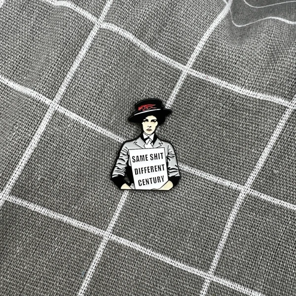 Pinarna.cz Žena s nápisem - Same sh*t different century / Stejné sr*čky, jiné století