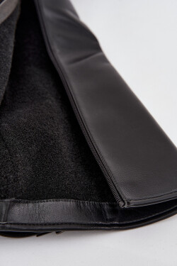 Dámské zateplené kozačky na podpatku se sponou Vinceza Dámské kozačky značky Vinceza představují elegantní volbu, ideální pro podzimní a zimní sezónu. Jsou vyrobené z vysoce kvalitní eko kůže a postavené na stabilním blokovém podpatku, který zajišťuj...