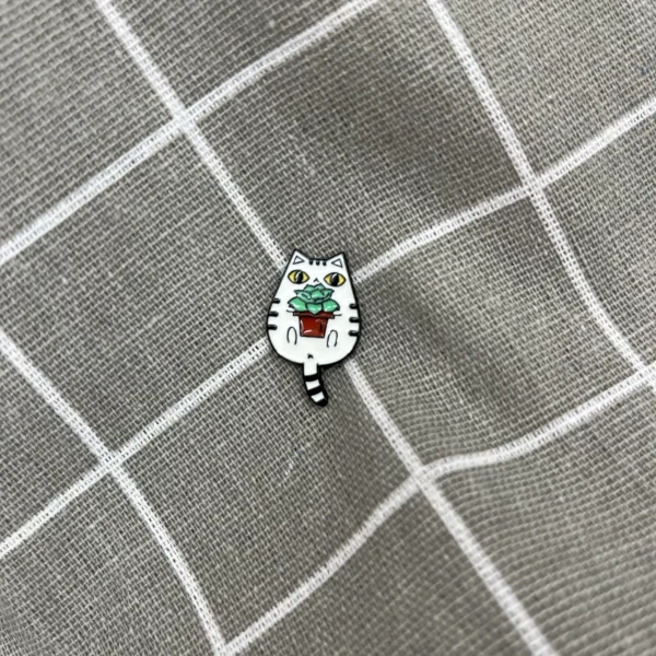 Pinarna.cz Malá bílá kočička s květináčem