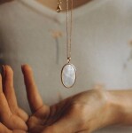 Elenys pozlacený náhrdelník Luna s prémiovou perletí 18K žluté zlato