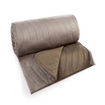 DumDekorace Béžový velurový přehoz s vlnitým prošíváním Šířka: 200 cm | Délka: 220 cm