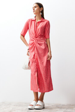Trendyol Pink Shromáždit detailní tkané košilové šaty