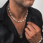 Luxusní pánský náhrdelník Antonio Gold - bílý howlit, zlatý hematit, Bílá/čirá 45 cm