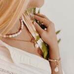 Perlový náhrdelník Lucia - chirurgická ocel, Zlatá 38 cm + 5 cm (prodloužení) Bílá