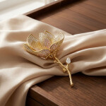 Luxusní květinová brož se zirkony Carola, Zlatá