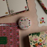 Rifle Paper Co. Svinovací metr Dahlia, červená barva, bílá barva, plast