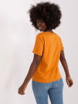 Světle oranžové dámské tričko basic rozparkem